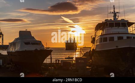 Bateau de croisière entrant dans le port de Sète, un matin d'été, en Occitanie, France Banque D'Images