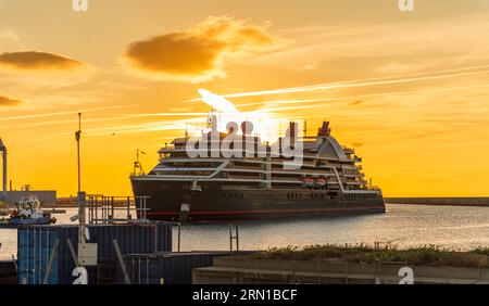 Bateau de croisière entrant dans le port de Sète, un matin d'été, en Occitanie, France Banque D'Images