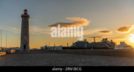 Bateau de croisière entrant dans le port de Sète, un matin d'été, en Occitanie, France Banque D'Images