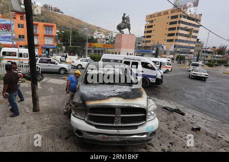 La photo prise le 14 décembre 2014 montre un véhicule endommagé après un affrontement entre des enseignants du coordinateur d'État des travailleurs de l'éducation de Guerrero et des agents de la police fédérale à Chilpancingo, dans l'État de Guerrero, au Mexique. Au moins neuf personnes ont été blessées pendant l ' affrontement. ) (Da) MEXIQUE-GUERRERO-SÉCURITÉ-CONFLIT JavierxVerdin PUBLICATIONxNOTxINxCHN photo prise LE 14 2014 décembre montre un véhicule endommagé après un affrontement entre des enseignants du coordinateur d'État des travailleurs de l'éducation de Guerrero et des agents de la police fédérale à Chilpancingo Guerrero, État de Mexico, au moins neuf célébrités Banque D'Images