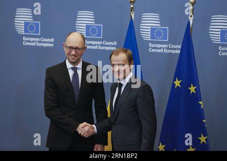 (141215) -- BRUXELLES, le 15 décembre 2014 -- le président du Conseil européen Donald Tusk (à droite) salue le Premier ministre ukrainien Arseniy Yatsenyuk au Conseil européen à Bruxelles, Belgique, le 15 décembre 2014.Zhou Lei) BELGIQUE-UE-UKRAINE ?? PUBLICATIONxNOTxINxCHN Bruxelles DEC 15 2014 le Président du Conseil européen Donald Tusk r salue les premiers ministres ukrainiens Arseniy Yatsenyuk AU Conseil européen de Bruxelles Belgique décembre 15 2014 Zhou Lei Belgique UE Ukraine PUBLICATIONxNOTxINxCHN Banque D'Images