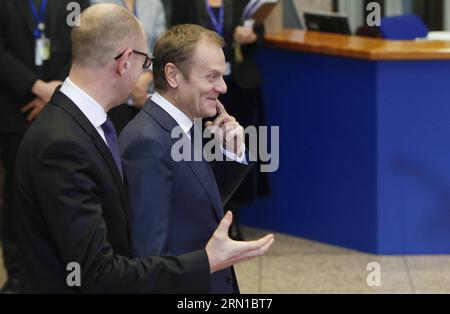 (141215) -- BRUXELLES, le 15 décembre 2014 -- le président du Conseil européen Donald Tusk (à droite) salue le Premier ministre ukrainien Arseniy Yatsenyuk au Conseil européen à Bruxelles, Belgique, le 15 décembre 2014.Zhou Lei) BELGIQUE-UE-UKRAINE ?? PUBLICATIONxNOTxINxCHN Bruxelles DEC 15 2014 le Président du Conseil européen Donald Tusk r salue les premiers ministres ukrainiens Arseniy Yatsenyuk AU Conseil européen de Bruxelles Belgique décembre 15 2014 Zhou Lei Belgique UE Ukraine PUBLICATIONxNOTxINxCHN Banque D'Images