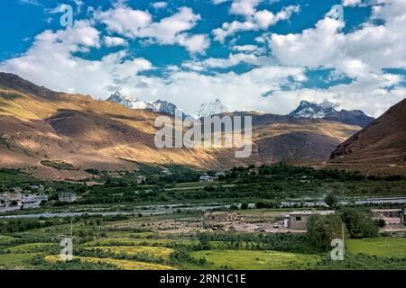 Village de Panikhar et massif de Nun-Kun, Zanskar, Inde Banque D'Images