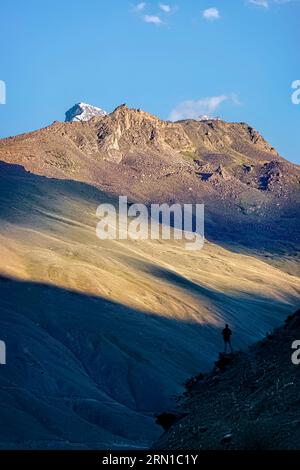 Trekker silhouette dans la lumière de fin d'après-midi, Panikhar, Zanskar, Inde Banque D'Images