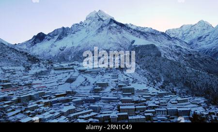 La photo prise le 16 décembre 2014 montre la vue de Namche Bazar après la chute de neige à Solukhumbu, au Népal. )(bxq) NEPAL-WEATHER-SNOWFALL RajuxPulami PUBLICATIONxNOTxINxCHN la photo prise LE 16 2014 décembre montre la vue de Namche Bazar après la chute de neige à Solukhumbu Népal Nepal Nepal Météo chute de neige PUBLICATIONxNOTxINxCHN Banque D'Images
