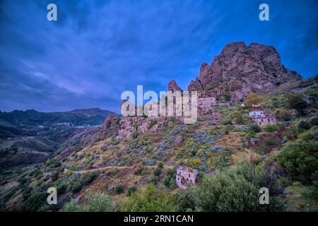 Le village de Pentedattilo, endommagé par un tremblement de terre en 1783 et une ville fantôme aujourd'hui, situé sur Monte Calvario. Banque D'Images