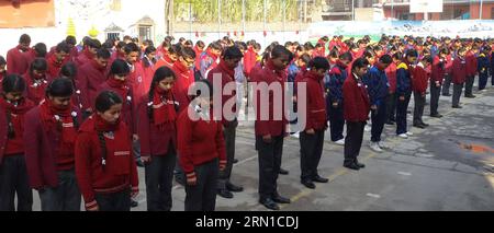 (141217) -- KATMANDOU, 17 décembre 2014 -- des écoliers népalais se tiennent debout pour marquer un silence pour les enfants morts dans une attaque des talibans dans une école du Pakistan, à Katmandou, Népal, le 17 décembre 2014. Au total, 141 personnes -- 132 étudiants et neuf membres du personnel -- ont été tuées et 133 autres blessées lors de l'attaque terroriste de mardi dans une école publique dirigée par l'armée dans la ville de Peshawar, au nord-ouest du Pakistan. Les talibans pakistanais ont revendiqué la responsabilité de l'attaque. ) NÉPAL-KATMANDOU-PAKISTAN-ATTACK-SILENCE SunilxSharma PUBLICATIONxNOTxINxCHN Katmandou DEC 17 2014 les écoliers népalais se tiennent debout pour marquer un silence Banque D'Images