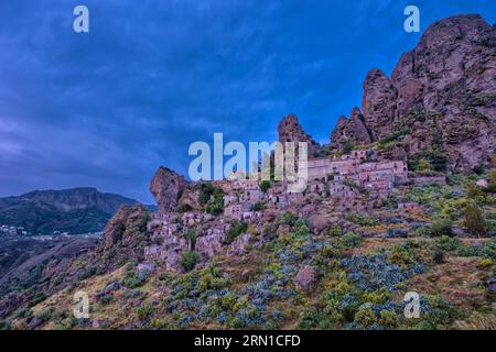 Le village de Pentedattilo, endommagé par un tremblement de terre en 1783 et une ville fantôme aujourd'hui, situé sur Monte Calvario. Banque D'Images