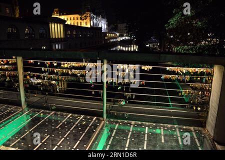 Le marché central et la rivière Ljubljanica vus du pont de Boucher la nuit - Ljubljana, Slovénie Banque D'Images