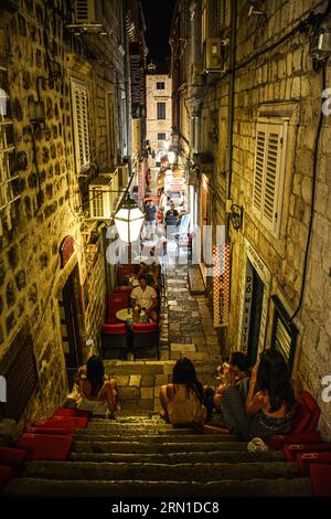 Vie nocturne dans les ruelles Narrown de la vieille ville de Dubrovnik - Croatie Banque D'Images