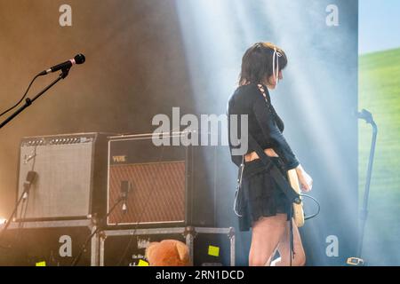 Alex Brady de Julie – un groupe grunge/shoegaze du comté d'Orange – au Green Man Festival au pays de Galles, Royaume-Uni, août 2023. Photo : Rob Watkins Banque D'Images