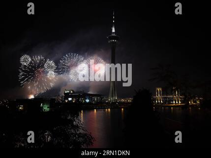 (141220) -- MACAO, le 20 décembre 2014 -- Un feu d artifice est organisé pour célébrer le 15e anniversaire du retour de Macao en Chine à Macao, dans le sud de la Chine, le 20 décembre 2014.) (wyl) CHINA-MACAO-RETURN ANNIVERSARY-FIREWORKS SHOW (CN) LiuxJiansheng PUBLICATIONxNOTxINxCHN Macao DEC 20 2014 un feu d'ARTIFICE EST le héros pour célébrer le 15e anniversaire de Macao S Retour en Chine à Macao South China LE 20 2014 déc Chine Macao Return Anniversary Fireworks Show CN LiuxJiansheng PUBLICATIONxNOTxINxCHN Banque D'Images