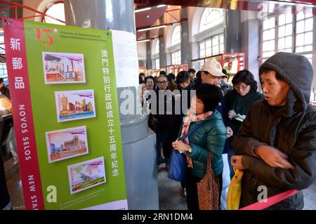 (141220) -- MACAO, 20 décembre 2014 -- des gens attendent dans la file d'attente pour acheter des timbres-poste souvenir dans un bureau de poste à Macao, dans le sud de la Chine, 20 décembre 2014. La poste de Macao a émis des chemises de timbres-souvenirs et deux séries d'objets philatéliques pour marquer le 15e anniversaire de la création de la région administrative spéciale de Macao (RAS) samedi.) (lfj) CHINA-MACAO-ANNIVERSARY-STAMPS (CN) QinxQing PUBLICATIONxNOTxINxCHN Macao DEC 20 2014 célébrités attendent dans la file d'attente pour acheter des timbres souvenir Post DANS un bureau de poste à Macao Chine méridionale DEC 20 2014 la poste de Macao a émis des chemises de timbres souvenir et deux séries de Banque D'Images