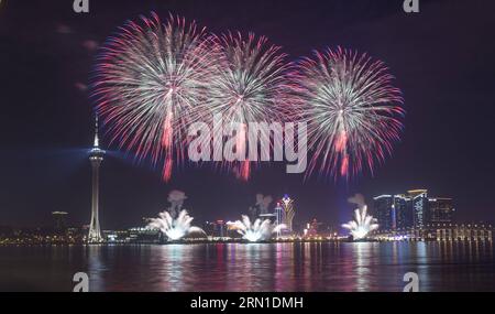 (141220) -- MACAO, le 20 décembre 2014 -- Un feu d artifice est organisé pour célébrer le 15e anniversaire du retour de Macao en Chine à Macao, dans le sud de la Chine, le 20 décembre 2014.) (wyl) CHINA-MACAO-RETURN ANNIVERSARY-FIREWORKS SHOW (CN) LuixSiuxWai PUBLICATIONxNOTxINxCHN Macao DEC 20 2014 un spectacle de feux d'ARTIFICE EST héros pour célébrer le 15e anniversaire de Macao S Retour en Chine à Macao South China LE 20 2014 déc Chine Macao Return Fireworks Show CN PUBLICATIONxNOTxINxCHN Banque D'Images