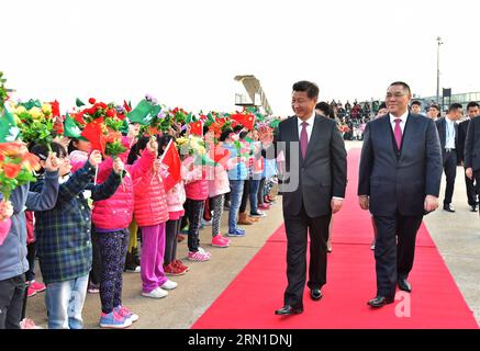 (141220) -- MACAO, 20 décembre 2014 -- le président chinois Xi Jinping fait signe aux gens à l'aéroport de Macao, dans le sud de la Chine, le 20 décembre 2014. Xi a terminé sa visite de deux jours à Macao samedi après avoir assisté aux célébrations marquant le 15e anniversaire du retour de Macao en Chine et l inauguration du quatrième mandat du gouvernement de la région administrative spéciale de Macao. (wyl) CHINA-MACAO-XI JINPING-LEAVING (CN) LixTao PUBLICATIONxNOTxINxCHN Macao DEC 20 2014 le président chinois Xi Jinping fait signe aux célébrités À l'aéroport de Macao Chine du Sud LE 20 2014 déc Xi a terminé sa visite de deux jours à Macao SUR S. Banque D'Images