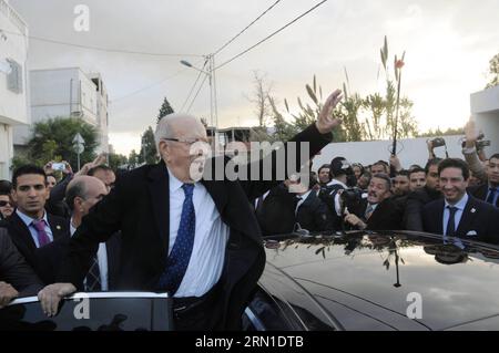 Le candidat à la présidence tunisienne Beji Caïd Essebsi, chef du parti anti-islamiste Nidaa Tounes, part après avoir voté dans un bureau de vote à Tunis, capitale de la Tunisie, le 21 décembre 2014. Le scrutin a commencé dimanche en Tunisie, lors d un second tour historique pour choisir le premier président du pays près de quatre ans après les troubles politiques et sociaux de la fin de 2010 et du début de 2011. ) TUNISIE-TUNIS-ÉLECTION PRÉSIDENTIELLE Adel PUBLICATIONxNOTxINxCHN candidat tunisien à la présidence Beji Caïd Essebsi le chef du Parti anti-islamiste part après avoir déposé son VOTE DANS un bureau de vote à Tunis ca Banque D'Images