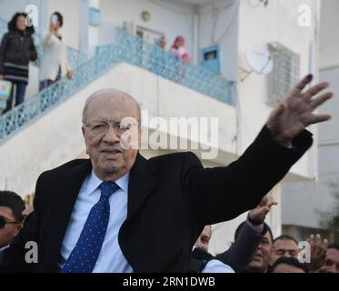 Le candidat à la présidence tunisienne Beji Caïd Essebsi, chef du parti anti-islamiste Nidaa Tounes, part après avoir voté dans un bureau de vote à Tunis, capitale de la Tunisie, le 21 décembre 2014. Le scrutin a commencé dimanche en Tunisie, lors d un second tour historique pour choisir le premier président du pays près de quatre ans après les troubles politiques et sociaux de la fin de 2010 et du début de 2011. ) TUNISIE-TUNIS-ÉLECTION PRÉSIDENTIELLE Adel PUBLICATIONxNOTxINxCHN candidat tunisien à la présidence Beji Caïd Essebsi le chef du Parti anti-islamiste part après avoir déposé son VOTE DANS un bureau de vote à Tunis ca Banque D'Images