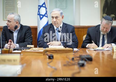 POLITIK Jerusalem - Kabinettssitzung der Israelischen Regierung le Premier ministre israélien Benjamin Netanyahu (C) assiste à la réunion hebdomadaire du cabinet à Jérusalem, le 21 décembre 2014. Le cabinet israélien a approuvé dimanche un nouveau plan pour faire face à la flambée des prix des logements dans le pays, a déclaré le cabinet du Premier ministre dans un communiqué. Appelé plan de prix cible, le nouveau système offrira des appartements à des prix favorables à ceux qui ne possèdent pas déjà un appartement. JINI/) MIDEAST-JERUSALEM-ISRAEL-LOGEMENT-FLAMBÉE DES PRIX EmilxSalman PUBLICATIONxNOTxINxCHN politique Réunion du Cabinet de Jérusalem avec le gouvernement israélien Banque D'Images