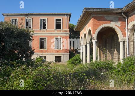 Colonia Ettore Motta (1926-1937) bâtiments abandonnés de l'ancien camp d'été (colonia estiva), Marina di Massa, Toscane, Italie Banque D'Images