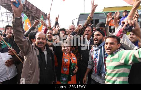 (141223) -- JAMMU, 23 déc. 2014 -- les travailleurs du Bharatiya Janata Party (BJP) célèbrent après la déclaration des résultats des élections à l'assemblée du Jammu-et-Cachemire à Jammu, Cachemire contrôlé par l'Inde, le 23 décembre 2014.) KASHMIR-JAMMU-VOTE Stringer PUBLICATIONxNOTxINxCHN Jammu DEC 23 2014 Bharatiya Janata Party BJP les travailleurs célèbrent après L'ÉLECTION DE l'Assemblée du Jammu-et-Cachemire les résultats ont été déclarés au Jammu Kashmir contrôlé par les Indiens DEC 23 2014 Cachemire Jammu VOTE Stringer PUBLICATIONxNOTxINxCHN Banque D'Images