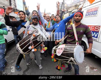 (141223) -- JAMMU, 23 déc. 2014 -- les travailleurs du Bharatiya Janata Party (BJP) célèbrent après la déclaration des résultats des élections à l'assemblée du Jammu-et-Cachemire à Jammu, Cachemire contrôlé par l'Inde, le 23 décembre 2014.) KASHMIR-JAMMU-VOTE Stringer PUBLICATIONxNOTxINxCHN Jammu DEC 23 2014 Bharatiya Janata Party BJP les travailleurs célèbrent après L'ÉLECTION DE l'Assemblée du Jammu-et-Cachemire les résultats ont été déclarés au Jammu Kashmir contrôlé par les Indiens DEC 23 2014 Cachemire Jammu VOTE Stringer PUBLICATIONxNOTxINxCHN Banque D'Images