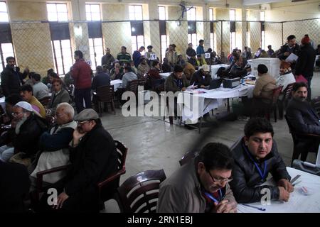 (141223) -- JAMMU, 23 décembre 2014 -- les responsables du scrutin comptent les votes des élections législatives récemment conclues au Jammu-et-Cachemire à Jammu, Cachemire contrôlé par l'Inde, 23 décembre 2014. Aucun parti politique pro-indien n'a obtenu la majorité pour assurer la seule formation du gouvernement dans le Cachemire contrôlé par l'Inde, ont déclaré mardi les responsables électoraux. KASHMIR-JAMMU-VOTE Stringer PUBLICATIONxNOTxINxCHN Jammu DEC 23 2014 les responsables du scrutin comptent les votes de l'Assemblée du Jammu et du Cachemire récemment conclue les ÉLECTIONS au Jammu Cachemire contrôlé par les Indiens DEC 23 2014 aucun parti politique indien pro a obtenu Majorit Banque D'Images