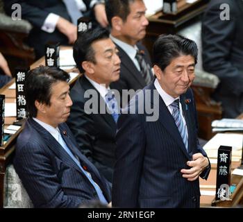 (141224) -- TOKYO, 24 décembre 2014 -- Shinzo Abe (1e, R), président du Parti libéral démocrate (PLD) au pouvoir, assiste à la réunion à la chambre basse à Tokyo, Japon, le 24 décembre 2014. Le président du Parti libéral démocrate (PLD) au pouvoir au Japon, Shinzo Abe, a obtenu mercredi 328 voix à la chambre basse de 475 sièges lors d'une élection du Premier ministre et a été réélu Premier ministre du pays. (Zhf) JAPON-TOKYO-ABE-PREMIER MINISTRE MaxPing PUBLICATIONxNOTxINxCHN Tokyo DEC 24 2014 Président du Parti libéral démocrate au pouvoir du Japon le LDP Shinzo ABE 1e r assiste à la réunion À la Chambre basse à Tok Banque D'Images