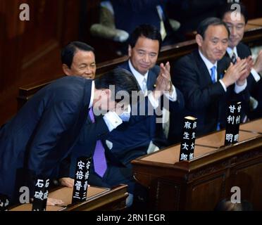 (141224) -- TOKYO, 24 décembre 2014 -- Shinzo Abe (1e, G), président du Parti libéral démocrate (PLD) au pouvoir, s'incline devant les membres de la chambre basse lors de la réunion à la chambre basse à Tokyo, Japon, le 24 décembre 2014. Le président du Parti libéral démocrate (PLD) au pouvoir au Japon, Shinzo Abe, a obtenu mercredi 328 voix à la chambre basse de 475 sièges lors d'une élection du Premier ministre et a été réélu Premier ministre du pays. (Zhf) JAPON-TOKYO-ABE-PREMIER MINISTRE MaxPing PUBLICATIONxNOTxINxCHN Tokyo DEC 24 2014 Président du Japon Parti libéral démocrate au pouvoir le LDP Shinzo ABE 1e l s'incline devant Mem Banque D'Images