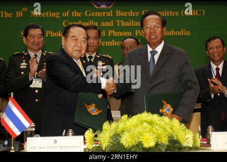 (141224) -- PHNOM PENH, le 24 décembre 2014 -- le ministre cambodgien de la Défense Tea Banh (front R) serre la main de son homologue thaïlandais Prawit Wongsuwan (front L) après une cérémonie de signature lors de leur réunion à Phnom Penh, Cambodge, le 24 décembre 2014. Tea Banh et Prawit Wongsuwan se sont engagés mercredi à renforcer la sécurité et à maintenir la paix le long de la frontière entre les deux pays. CAMBODGE-PHNOM PENH-THAÏLANDE-CONFÉRENCE DE PRESSE Sovannara PUBLICATIONxNOTxINxCHN Phnom Penh DEC 24 2014 Ministres cambodgiens de la Défense Tea Banh r Front serre la main avec sa visite Thai part Prawit Wongsuwan l Front après un si Banque D'Images