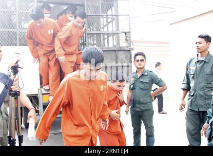 (141224) -- PHNOM PENH, le 24 décembre 2014 -- Chea Phin (front L) est traduit devant un tribunal cambodgien pour entendre son verdict à Phnom Penh, Cambodge, le 24 décembre 2014. Un tribunal cambodgien a condamné mercredi Chea Phin, un sans-abri, pour le meurtre d'une néerlandaise et de son bébé et l'a condamné à 13 ans de prison, selon un verdict prononcé par le juge président Nou Veasna. CAMBODGE-PHNOM PENH-MEURTRE AFFAIRE-VERDICT Sovannara PUBLICATIONxNOTxINxCHN Phnom Penh DEC 24 2014 Chea Phin l Front EST traduit devant un tribunal cambodgien pour entendre son verdict à Phnom Penh Cambodge DEC 24 2014 un tribunal cambodgien mercredi c Banque D'Images