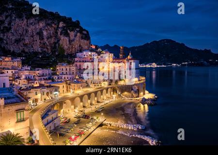 Les maisons blanches de la ville d'Atrani sur la côte amalfitaine, surplombant la mer Méditerranée, illuminées la nuit. Banque D'Images