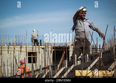 POLITIK Israel genehmigt Siedlungsbau BEI Ramot und Har Homa (141225) -- JÉRUSALEM, 24 décembre 2014 -- une photo prise le 28 octobre 2014 montre un ouvrier du bâtiment travaillant sur un nouvel appartement dans la colonie israélienne de Har Homa, Jérusalem-est. Un comité municipal de Jérusalem a approuvé le 24 décembre 2014 la construction de près de 400 nouvelles unités de logement dans des colonies juives sur des terres annexées par Israël pendant la guerre du Moyen-Orient de 1967. Le Comité de planification et de construction de Jérusalem a approuvé mercredi 380 maisons au total, dont 307 seront situées dans le quartier nord-est de Ramot, et 73 Hous Banque D'Images