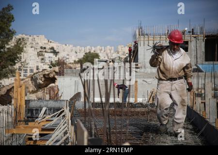 POLITIK Israel genehmigt Siedlungsbau BEI Ramot und Har Homa (141225) -- JÉRUSALEM, 24 décembre 2014 -- une photo prise le 28 octobre 2014 montre un ouvrier du bâtiment travaillant sur un nouvel appartement dans la colonie israélienne de Har Homa, Jérusalem-est. Un comité municipal de Jérusalem a approuvé le 24 décembre 2014 la construction de près de 400 nouvelles unités de logement dans des colonies juives sur des terres annexées par Israël pendant la guerre du Moyen-Orient de 1967. Le Comité de planification et de construction de Jérusalem a approuvé mercredi 380 maisons au total, dont 307 seront situées dans le quartier nord-est de Ramot, et 73 Hous Banque D'Images