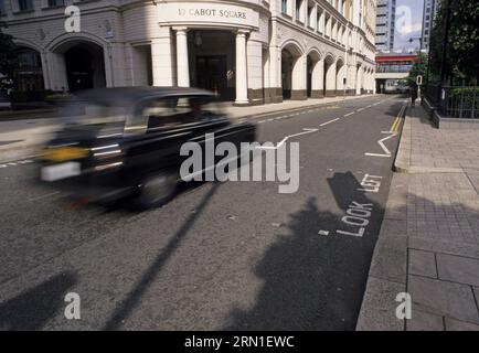 Taxi va vite devant 10 Cabot Square, Canary Wharf, Londres, Angleterre. Royaume-Uni Banque D'Images