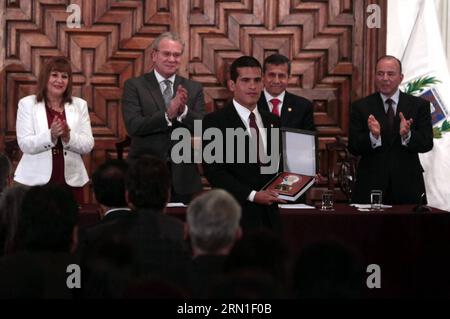 (141224) -- LIMA, 23 décembre 2014 -- une image prise le 23 décembre 2014 montre le président péruvien Ollanta Humala (2e R) assistant à la cérémonie de remise des diplômes de l'Académie diplomatique du Pérou à Lima, capitale du Pérou. Ollanta Humala a souligné mardi l'importance de la diplomatie dans les efforts visant à garantir les intérêts du pays sur la situation mondiale changeante et à faire du Pérou un acteur important dans les relations internationales, selon la presse locale. Melina Mejia/) (fnc) PERU-LIMA-POLITICS-HUMALA ANDINA PUBLICATIONxNOTxINxCHN Lima DEC 23 2014 image prise LE 23 2014 décembre montre Peruvi Banque D'Images