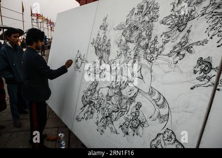 (141225) -- VARANASI, 24 décembre 2014 -- l'artiste indien Abhishek Singh présente sa peinture à Varanasi, Uttar Pradesh en Inde, le 24 décembre 2014. L'artiste indien Abhishek Singh a exposé certaines de ses œuvres à Varanasi mercredi. Sa représentation des histoires mythologiques traditionnelles indiennes est une intersection de la société ancienne et moderne.) (Lmz) INDIA-VARANASI-ART EXHIBITION ZhengxHuansong PUBLICATIONxNOTxINxCHN Varanasi DEC 24 2014 l'artiste indien Abhishek Singh montre sa peinture à Varanasi Uttar Pradesh de l'Inde DEC 24 2014 l'artiste indien Abhishek Singh a exposé quelques-uns de ses Artwo Banque D'Images