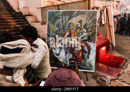 (141225) -- VARANASI, 24 décembre 2014 -- les visiteurs regardent les peintures lors de l'exposition artistique de l'artiste indien Abhishek Singh à Varanasi, Uttar Pradesh en Inde, le 24 décembre 2014. L'artiste indien Abhishek Singh a exposé certaines de ses œuvres à Varanasi mercredi. Sa représentation des histoires mythologiques traditionnelles indiennes est une intersection de la société ancienne et moderne.) (Lmz) INDIA-VARANASI-ART EXHIBITION ZhengxHuansong PUBLICATIONxNOTxINxCHN Varanasi DEC 24 2014 les visiteurs regardent LES peintures pendant l'exposition artistique de l'artiste indien Abhishek Singh à Varanasi Uttar Pradesh en Inde DEC 24 2 Banque D'Images