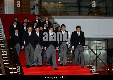 (141224) -- TOKYO, 24 décembre 2014 -- le Premier ministre japonais réélu Shinzo Abe (C, 1e rangée) et son nouveau cabinet marchent pour prendre une photo de groupe à Tokyo, Japon, le 24 décembre 2014. Le porte-parole du gouvernement japonais Yoshihide Suga a annoncé mercredi la formation du nouveau cabinet du Premier ministre Shinzo Abe, le général Nakatani étant nommé nouveau chef de la défense. D ' autres ministres ont conservé leur poste. ) JAPON-TOKYO-NOUVEAU CABINET MaxPing PUBLICATIONxNOTxINxCHN Tokyo décembre 24 2014 la droite a élu les premiers ministres japonais Shinzo ABE C 1e rangée et son nouveau cabinet marchent pour prendre une photo de groupe à Tokyo JAPA Banque D'Images