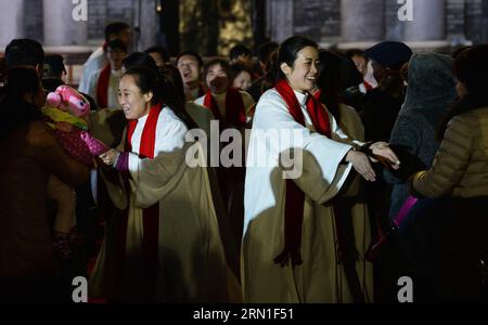 (141224) -- XI AN, 24 décembre 2014 -- les catholiques célèbrent la veille de Noël dans une église de Xi an, capitale de la province du Shaanxi du nord-ouest de la Chine, le 24 décembre 2014.) (zkr) CHINA-XI AN-CATHOLIC CHURCH-CHRISTMAS EVE(CN) LiuxXiao PUBLICATIONxNOTxINxCHN Xi à DEC 24 2014 catholiques célèbrent la veille de Noël dans une église de Xi à la capitale du nord-ouest de la Chine S Shaanxi DEC 24 2014 CCR Chine Xi à l'église catholique Christmas Eve CN PUBLICATIONxNOTxINxCHN Banque D'Images