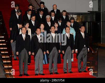 (141224) -- TOKYO, 24 décembre 2014 -- le Premier ministre japonais réélu Shinzo Abe (C, 1e rangée) et son nouveau cabinet posent pour une photo de groupe à Tokyo, Japon, le 24 décembre 2014. Le porte-parole du gouvernement japonais Yoshihide Suga a annoncé mercredi la formation du nouveau cabinet du Premier ministre Shinzo Abe, le général Nakatani étant nommé nouveau chef de la défense. D ' autres ministres ont conservé leur poste. ) JAPON-TOKYO-NOUVEAU CABINET MaxPing PUBLICATIONxNOTxINxCHN Tokyo décembre 24 2014 la droite a élu les premiers ministres japonais Shinzo ABE C 1e rangée et son nouveau cabinet posent pour une photo de groupe à Tokyo Japon décembre 24 Banque D'Images