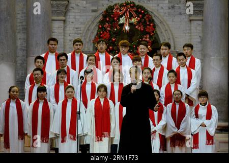 (141224) -- XI AN, 24 décembre 2014 -- les catholiques célèbrent la veille de Noël dans une église de Xi an, capitale de la province du Shaanxi du nord-ouest de la Chine, le 24 décembre 2014.) (zkr) CHINA-XI AN-CATHOLIC CHURCH-CHRISTMAS EVE(CN) LiuxXiao PUBLICATIONxNOTxINxCHN Xi à DEC 24 2014 catholiques célèbrent la veille de Noël dans une église de Xi à la capitale du nord-ouest de la Chine S Shaanxi DEC 24 2014 CCR Chine Xi à l'église catholique Christmas Eve CN PUBLICATIONxNOTxINxCHN Banque D'Images