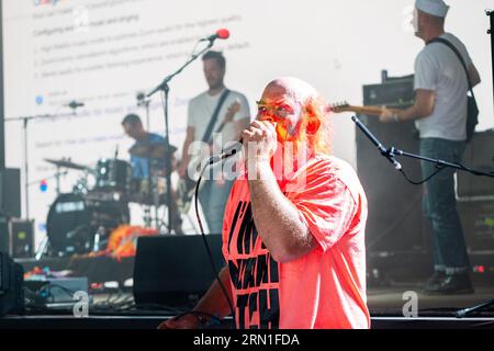 Tim Harrington de les Savy Fav sur la scène du jardin clos au Green Man Festival au pays de Galles, Royaume-Uni, août 2023. Photo : Rob Watkins Banque D'Images