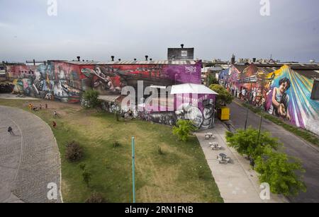 BUENOS AIRES, le 27 décembre 2014 -- des enfants jouent devant la fresque El Regreso de Quinquela , créée par l'artiste argentin et muraliste urbain Alfredo Segatori, à Buenos Aires, Argentine, le 27 décembre 2014. Réalisée sur une surface de plus de 2 000 mètres carrés, la murale est devenue samedi la plus grande du monde, selon la presse locale. Martin Zabala)(zhf) ARGENTINA-BUENOS AIRES-CULTURE-MURAL e MARTINxZABALA PUBLICATIONxNOTxINxCHN Buenos Aires DEC 27 2014 enfants jouent devant le mural El Regreso de créé par l'artiste argentin et muraliste urbain Alfredo à Buenos Aires Argentine LE 27 20 déc Banque D'Images