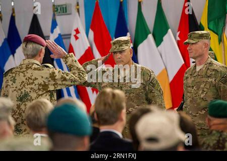 (141228) -- Kaboul, le 28 décembre 2014 -- le commandant américain de la Force internationale d'assistance à la sécurité (FIAS) dirigée par l'OTAN, le général John F. Campbell (C), salue lors d'une cérémonie marquant la fin de la mission de combat de la FIAS en Afghanistan à Kaboul, capitale de l'Afghanistan, le 28 décembre 2014. La Force internationale d'assistance à la sécurité (FIAS) dirigée par l'OTAN a officiellement mis fin 13 dimanche à sa mission de combat en Afghanistan. ) AFGHANISTAN-KABOUL-OTAN-FIAS ISAFxPHOTO PUBLICATIONxNOTxINxCHN Kaboul DEC 28 2014 le commandant de l'U S de la Force internationale d'assistance à la sécurité de l'OTAN le général John F Campbell C salut Banque D'Images