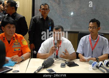 (141228) -- SURABAYA, 28 décembre 2014 -- Tony Fernandes (C), président-directeur général du groupe AirAsia, prend la parole lors d'une conférence de presse sur le vol AirAsia disparu à l'aéroport de Juanda, Surabaya, Indonésie, le 28 décembre 2014. La recherche de l'avion AirAsia disparu a été suspendue lundi soir en raison de l'obscurité dans la zone hautement soupçonnée sur les eaux près des îles Bangka Belitung et reprendra tôt lundi matin, a déclaré l'Agence nationale indonésienne de recherche et de sauvetage. INDONESIA-SURABAYA-AIR ASIA-MISSING VOL SyaifulxArif PUBLICATIONxNOTxINxCHN Surabaya DEC 28 2014 AirAsia Group Chief ex Banque D'Images