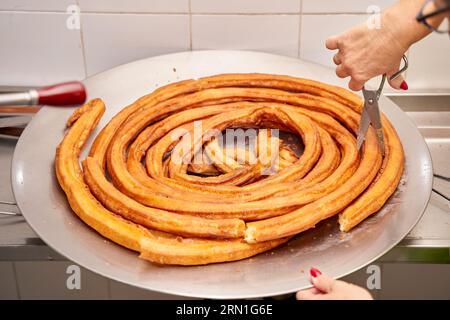 Churros espagnols et porras filent avant la coupe. Churros. Porras. Photo de haute qualité Banque D'Images