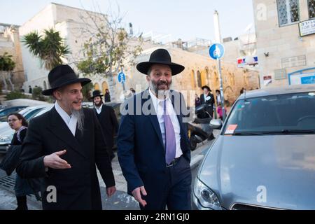 Le chef du parti Shas ultra-orthodoxe israélien Aryeh Deri (front R) quitte la maison du rabbin Shalom Cohen dans la vieille ville de Jérusalem, le 30 décembre 2014. Deri a proposé de démissionner de son poste après la sortie d'une cassette enregistrant le défunt rabbin parlant des crimes passés du président du Shas et de ses effets négatifs sur le parti politique. ) ISRAËL-SHAS PARTI-ARYEH DERI-DÉMISSION JINI PUBLICATIONxNOTxINxCHN Israël Ultra orthodoxe chef du Parti Shas Aryeh Deri r Front quitte la Maison du Rabbin Shalom Cohen dans la vieille ville de Jérusalem LE 30 2014 décembre Deri a offert de DÉMISSIONNER de son poste fol Banque D'Images