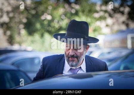 Le chef du parti Shas ultra-orthodoxe israélien Aryeh Deri quitte la maison du rabbin Shalom Cohen dans la vieille ville de Jérusalem, le 30 décembre 2014. Deri a proposé de démissionner de son poste après la sortie d'une cassette enregistrant le défunt rabbin parlant des crimes passés du président du Shas et de ses effets négatifs sur le parti politique. ) ISRAËL-SHAS PARTI-ARYEH DERI-DÉMISSION JINI PUBLICATIONxNOTxINxCHN le chef israélien du Parti Shas Ultra orthodoxe Aryeh Deri quitte la Maison du Rabbin Shalom Cohen dans la vieille ville de Jérusalem LE 30 2014 décembre Deri a proposé de DÉMISSIONNER DE son poste après la libération Banque D'Images