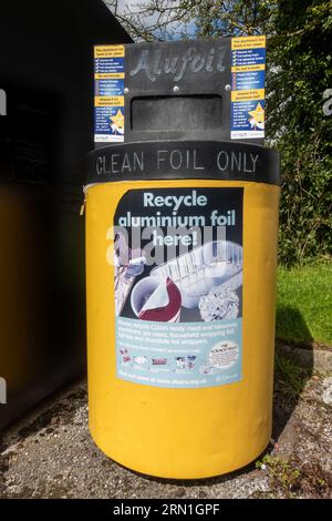 Bac de recyclage pour feuilles d'aluminium et plaques de cuisson en feuilles d'aluminium dans un parking de village, Angleterre, Royaume-Uni Banque D'Images