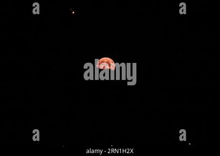 Edmonton, Canada. 30 août 2023. La Super Blue Moon se lève au-dessus de la faible couverture nuageuse à Edmonton Alberta. Un Super Bleu ne se produit que lorsque la deuxième lune bleue (pleine lune) se produit dans un mois et lorsque la lune est à son point le plus proche de la terre. (Photo Ron Palmer/SOPA Images/Sipa USA) crédit : SIPA USA/Alamy Live News Banque D'Images